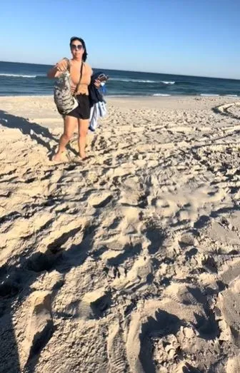 pregnant wife confronts husband cozying up with another woman on beach 335