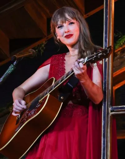 fan points out travis kelce seen crying at taylor swifts emotional perform 544