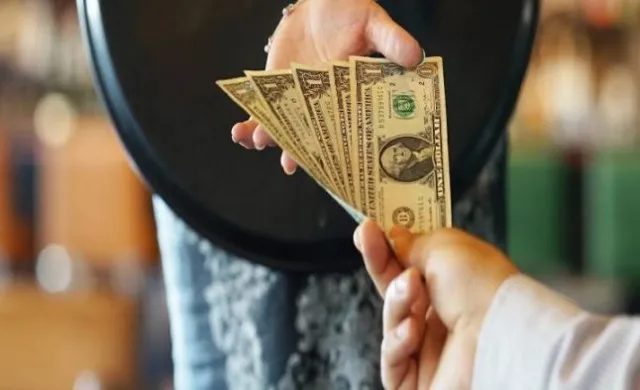 server says that people who can’t afford to tip 20% ‘don’t deserve to eat o 1298