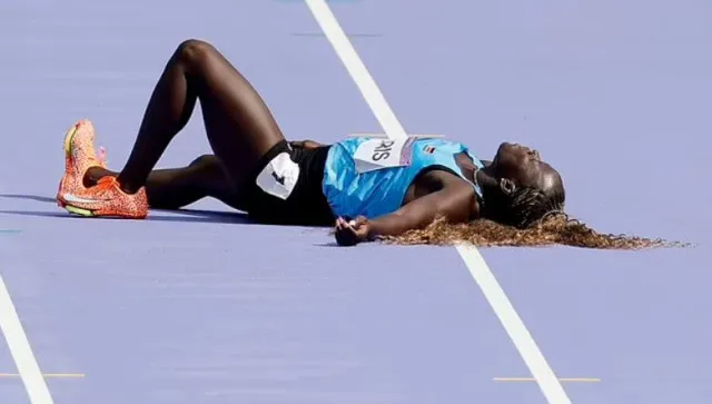 olympics star lucia moris collapses during womens 100m heats in paris 1731
