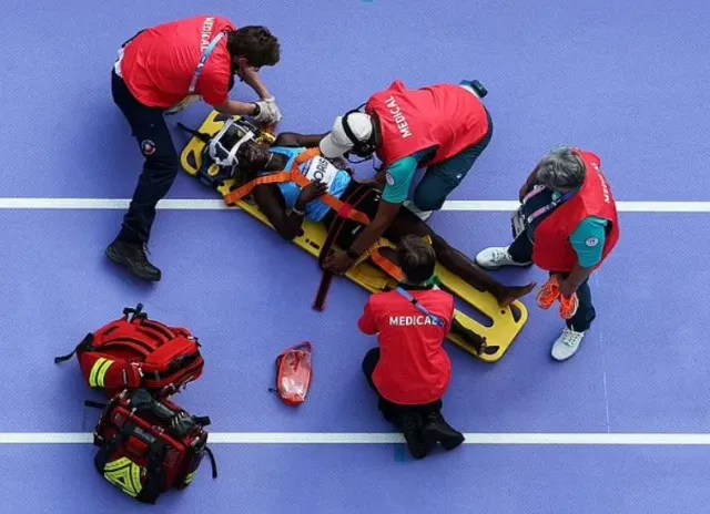 olympics star lucia moris collapses during womens 100m heats in paris 1727