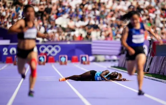 olympics star lucia moris collapses during womens 100m heats in paris 1729