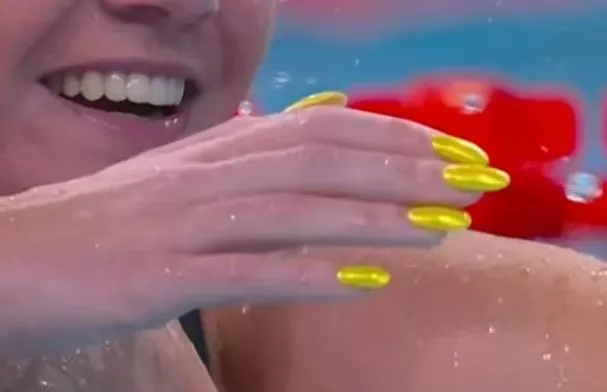 swimming fan stunned by ariarne titmus yellow fingernails 1741