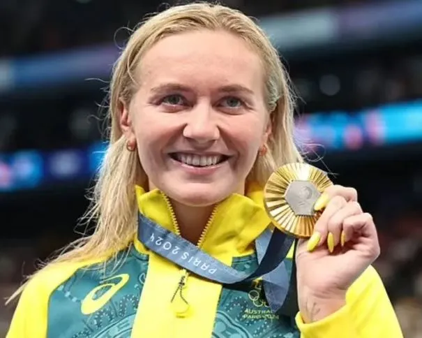swimming fan stunned by ariarne titmus yellow fingernails 1743