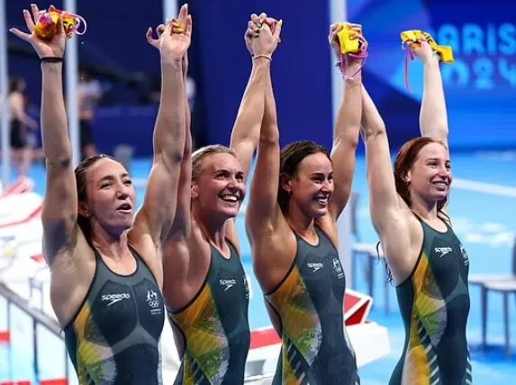 swimming fan stunned by ariarne titmus yellow fingernails 1739