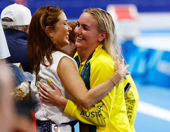 swimming fan stunned by ariarne titmus yellow fingernails 1740
