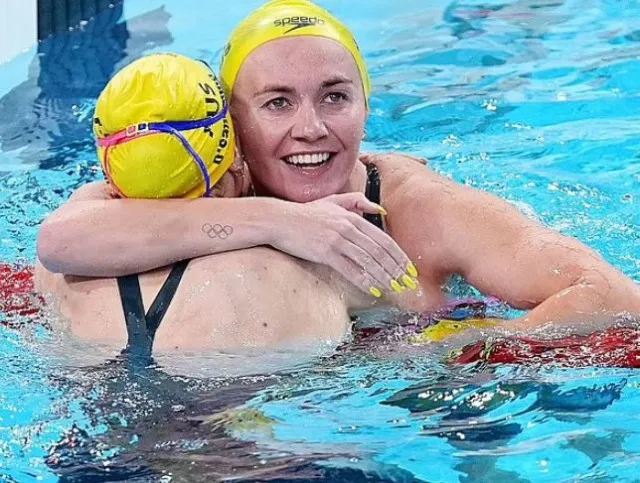 swimming fan stunned by ariarne titmus yellow fingernails 1742