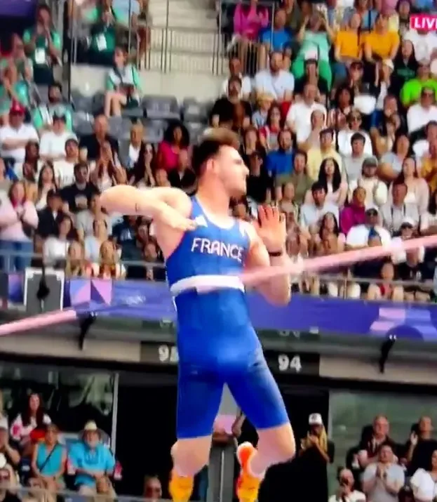 Olympic pole vaulter Anthony Ammirati fails the height after unexpected ...