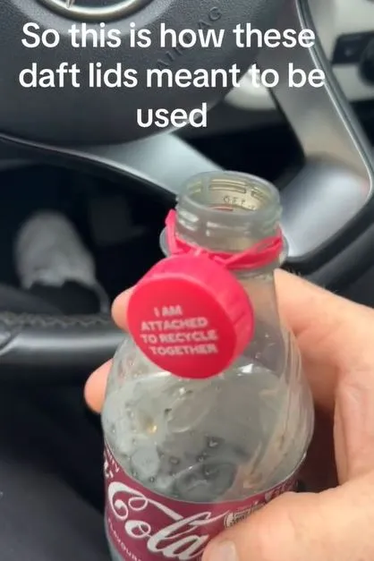 people baffled after realizing theyve been opening bottle lids the wrong w 2351
