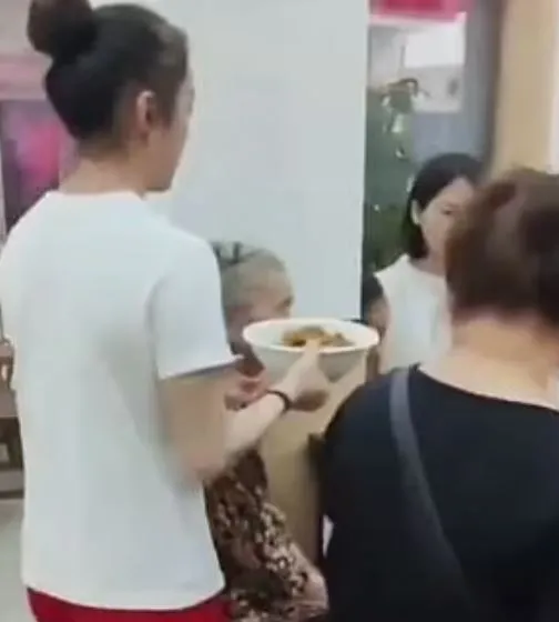 olympic gymnast zhou yaqin returns to family business after paris silver me 2837