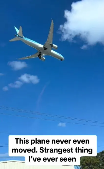 people stunned after spotting airplane appears stuck in the sky 3785