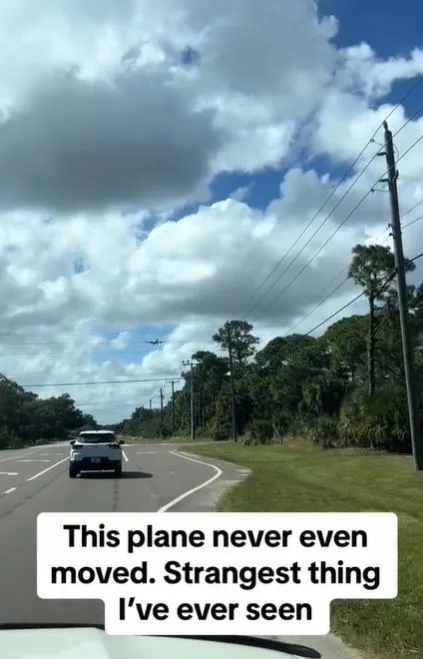 people stunned after spotting airplane appears stuck in the sky 3789