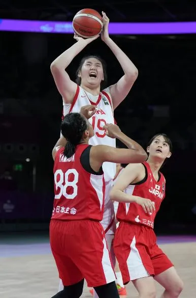 17-year-old chinese basketball player wows with impressive size and skills 3856