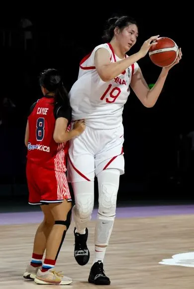 17-year-old chinese basketball player wows with impressive size and skills 3860