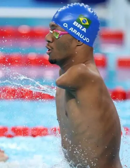paralympic swimmer with short legs and no arms dominates in paris 4177