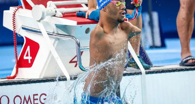 paralympic swimmer with short legs and no arms dominates in paris 4176