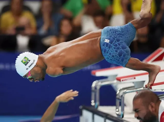 paralympic swimmer with short legs and no arms dominates in paris 4180