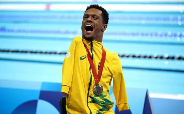 paralympic swimmer with short legs and no arms dominates in paris 4179