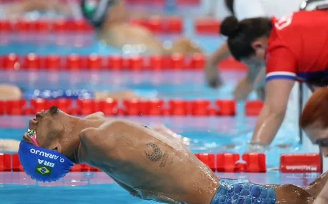 paralympic swimmer with short legs and no arms dominates in paris 4175