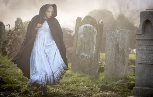 woman stunned after spotting ghost woman at graveyard 4764