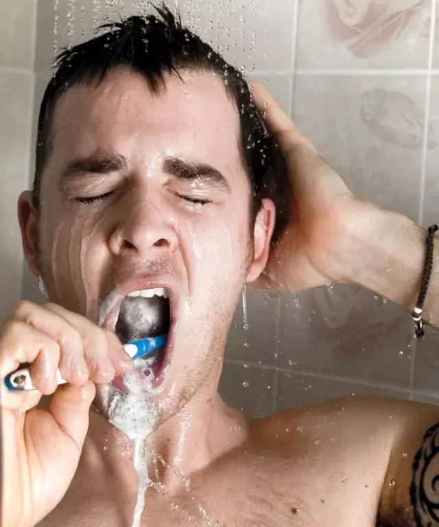 dental expert cautions against shower toothbrushing habit 6005