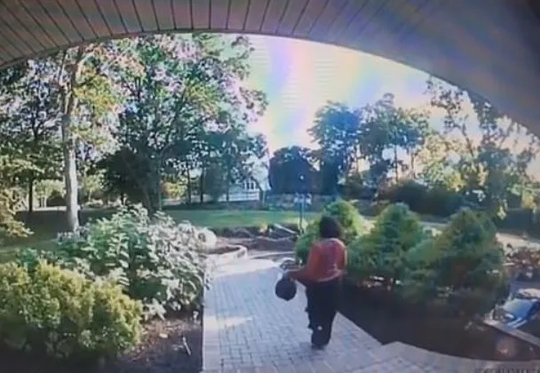 furious delivery driver walks off with customers food after an $8 tip disp 6534