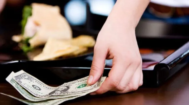 server demands customers give at least 20% after claiming $10 tips are not 6579