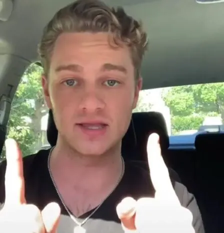 server demands customers give at least 20% after claiming $10 tips are not 6582