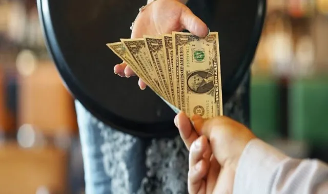 server demands customers give at least 20% after claiming $10 tips are not 6580