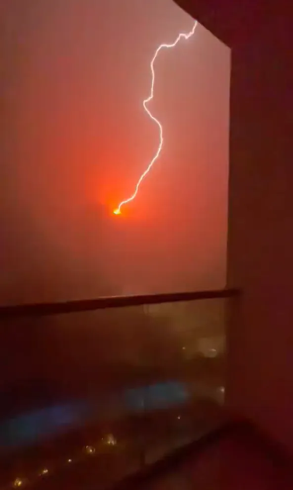 resident stunned after capturing terrifying lightning strikes as hurricane 6848