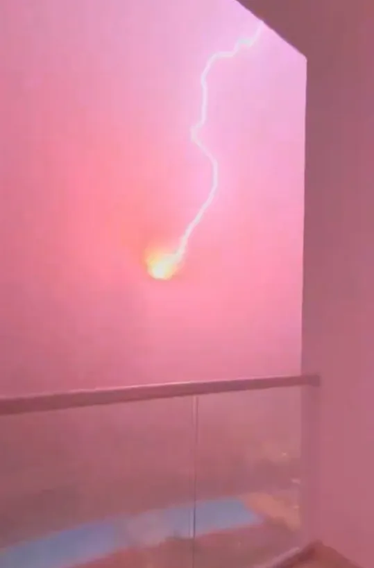 resident stunned after capturing terrifying lightning strikes as hurricane 6849