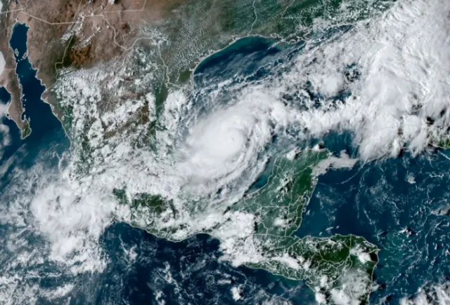 woman-caught-in-floridas-hurricane-describes-manic-scenes 6787