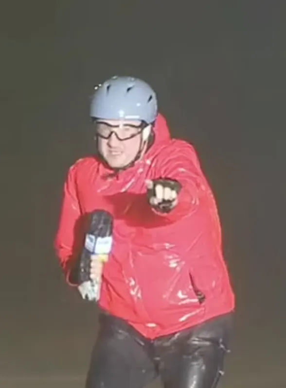 weather reporter faces deadly hurricane milton as people say he deserves mo 6902