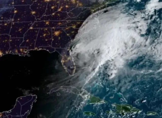 cnn host hit by flying debris during live hurricane milton coverage 6955