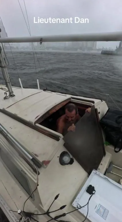 tampa’s ‘lieutenant dan’ refuses to evacuate during hurricane milton despit 6956