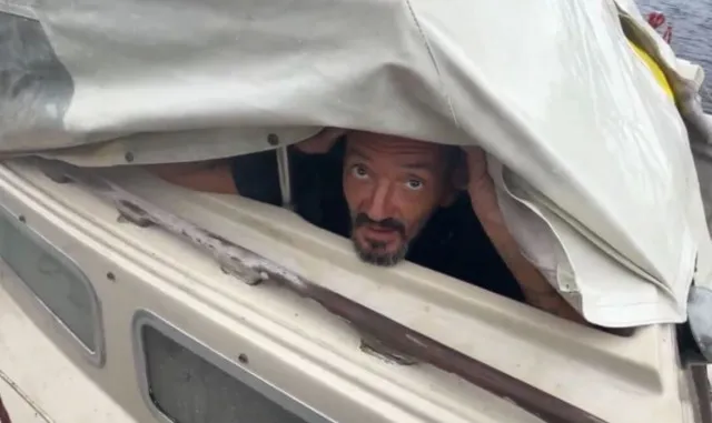 tampa’s ‘lieutenant dan’ refuses to evacuate during hurricane milton despit 6957