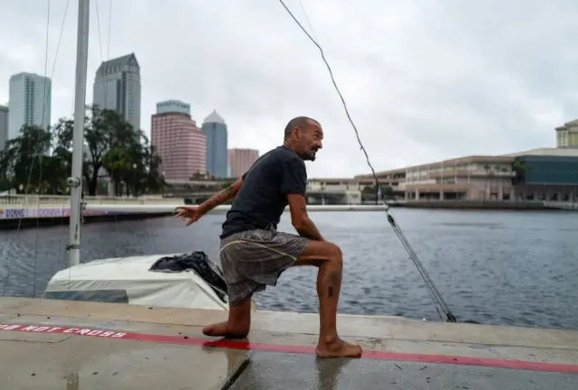 tampa’s ‘lieutenant dan’ refuses to evacuate during hurricane milton despit 6960