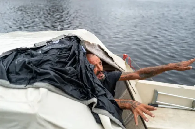 tampa’s ‘lieutenant dan’ refuses to evacuate during hurricane milton despit 6961