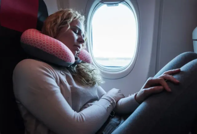 expert explains why you should never sleep during takeoff and landing on a 7382