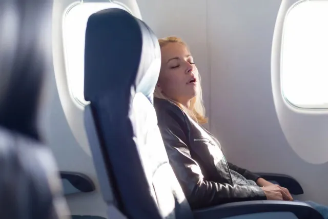 expert explains why you should never sleep during takeoff and landing on a 7383