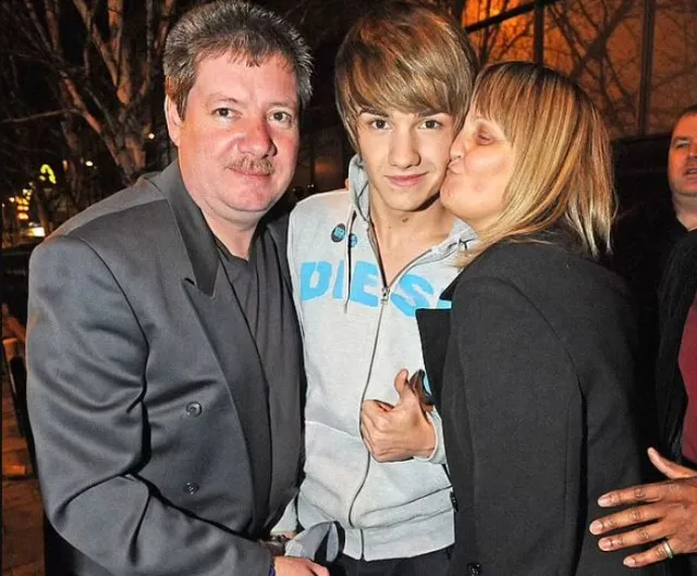 liam paynes mother shares her heartbreak with friends after his hotel fall 7665