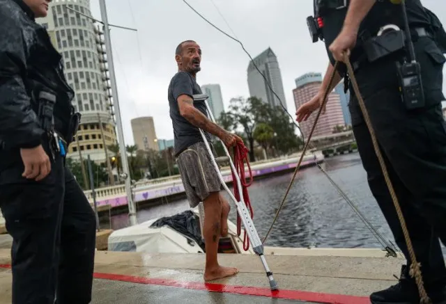 lieutenant dan arrested after refusing to leave boat during hurricane 7762