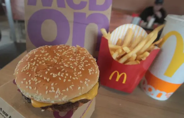 mcdonalds quarter pounders results in 1 fatality and 10 hospitalizations o 8034