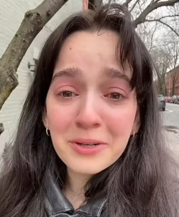 gen z influencer breaks down in tears after struggling to land a job despit 8087