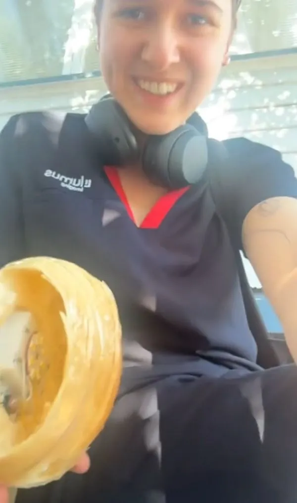 shopper slams temu after realising what croissant-shaped lamp is actually m 8122