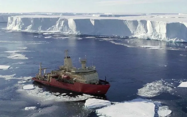 scientists report that the doomsday glacier is barely hanging on, struggl 8165