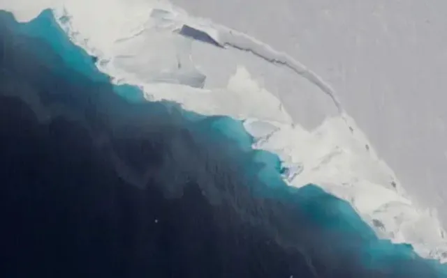 scientists report that the doomsday glacier is barely hanging on, struggl 8168