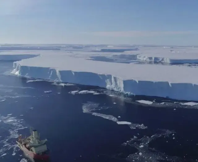 scientists report that the doomsday glacier is barely hanging on, struggl 8167