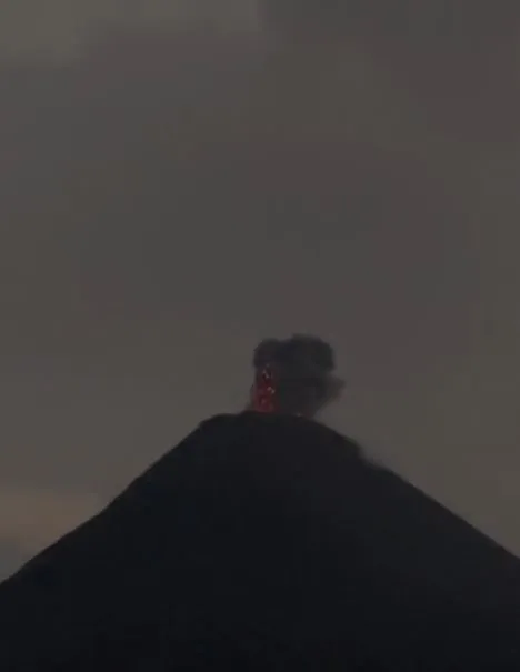viewers stunned by video capturing the effects of lightning striking active 8393