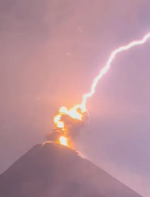 viewers stunned by video capturing the effects of lightning striking active 8390
